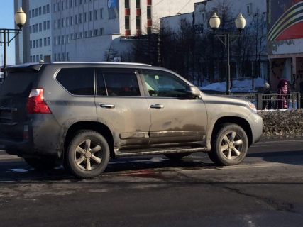 Джип сбил двух человек в центре Магадана в Магадане « автомагадан