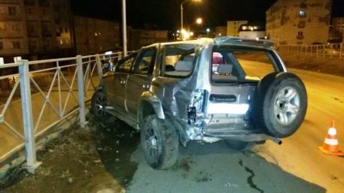 В Магадане водитель-лихач снес металлический забор в Магадане « автомагадан
