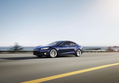 Автопилот Tesla Model S спас своего водителя от столкновения с грузовиком в Магадане « автомагадан