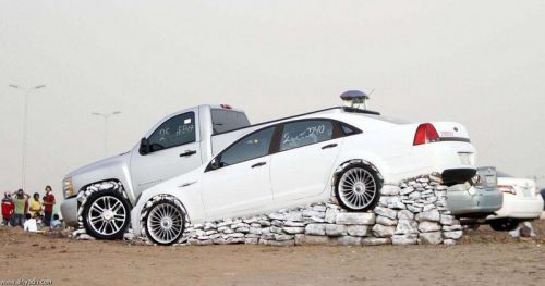 Арабский стоунхедж: зачем арабы обкладывают автомобили камнями? в Магадане « автомагадан