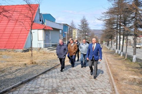 Новый сквер, асфальт и озеленение в Магадане « автомагадан