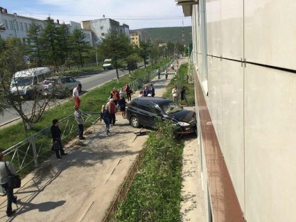 Моя машина, что хочу с ней, то и делаю: в Магадане автоледи протаранила здание миграционной службы в Магадане « автомагадан