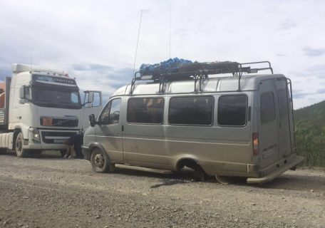 На колымской трассе у едущей маршрутки оторвало колесо в Магадане « автомагадан