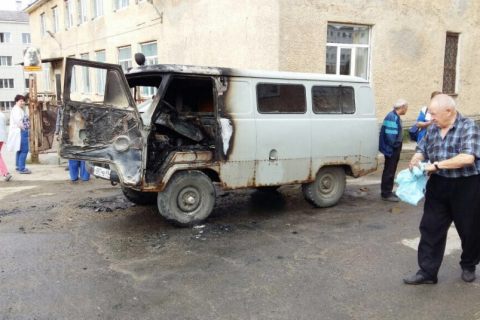 «УАЗ» на ходу загорелся в одном из дворов Магадана в Магадане « автомагадан