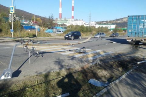 В Магадане КамАЗ снес светофор на улице Речной в Магадане « автомагадан