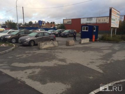В Екатеринбурге за ночь превратили бесплатную парковку в платную, огородив машины бетонными блоками в Магадане « автомагадан