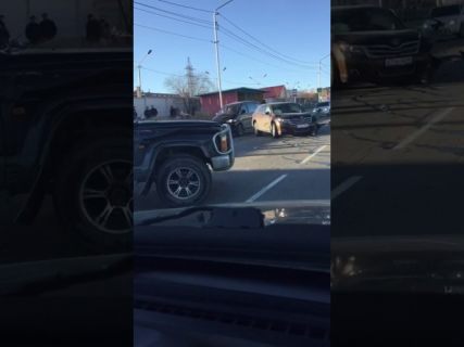 В Магадане массовое ДТП заблокировало движение в 3-м микрорайоне в Магадане « автомагадан