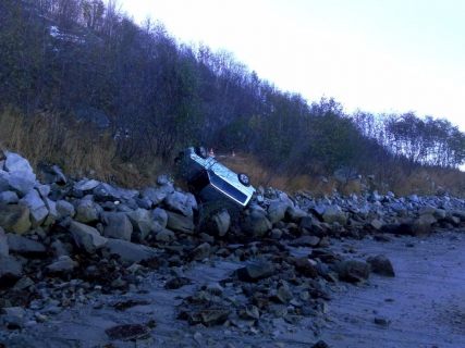 Suzuki Escudo упал с дороги на камни в Магадане в Магадане « автомагадан