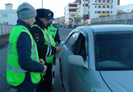 Магаданские автоинспекторы провели акцию «Пристегнись» в Магадане « автомагадан