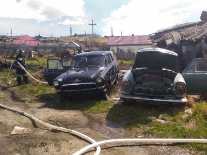 Магаданские пожарные ликвидировали загорание двух раритетных автомобилей в Магадане « автомагадан