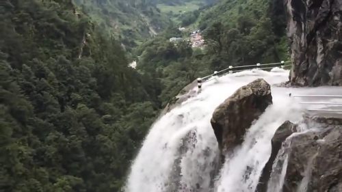 Дорога через водопад в Магадане « автомагадан